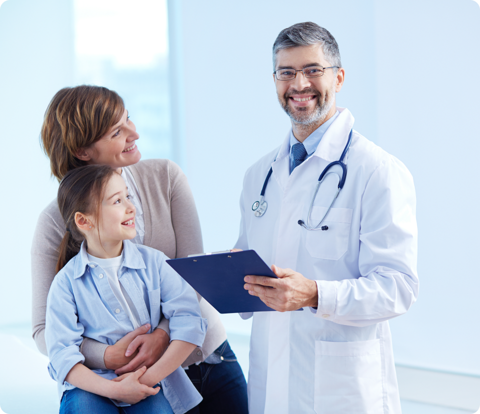 Doutor feliz, segurando prancheta com pacientes.